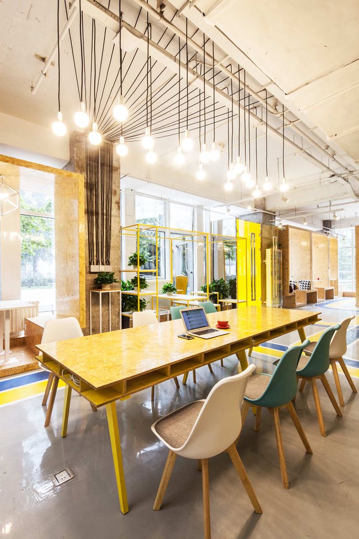 Interior working space dengan area kerja bersama